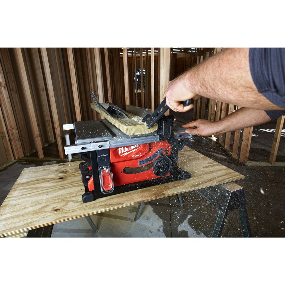 accu tafelzaagmachine milwaukee 210mm-11
