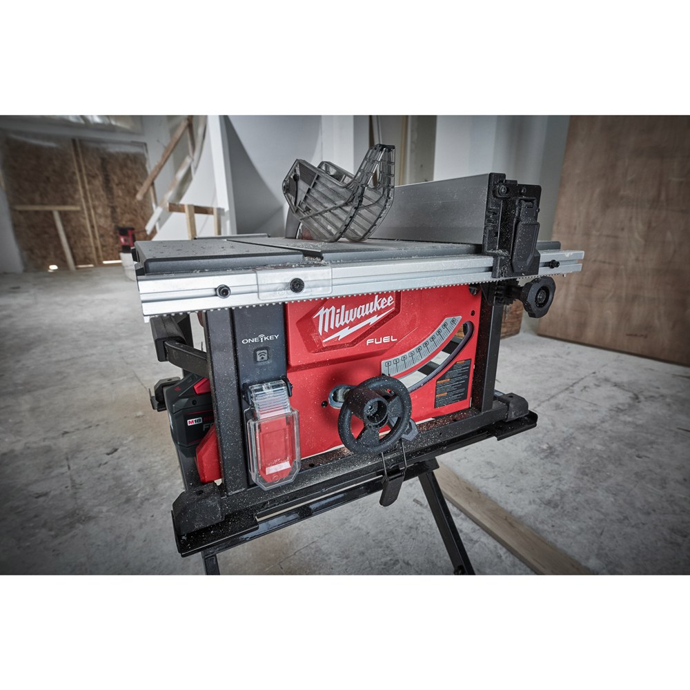 accu tafelzaagmachine milwaukee 210mm-8